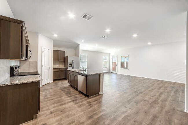 Building Photo - 913 Alton Dr