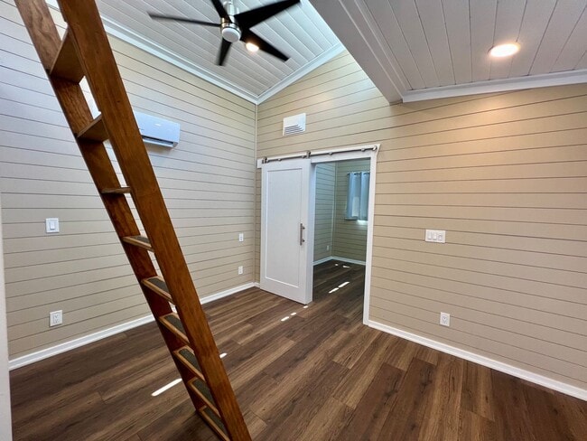 Building Photo - Charming 3 bed/2 bath with detached unit 1...