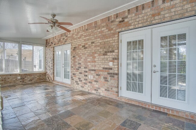 Building Photo - Spacious 3BR with Sunroom & Eat-In Kitchen – Holsberry Estates-Military Special: ½ OFF Security D...