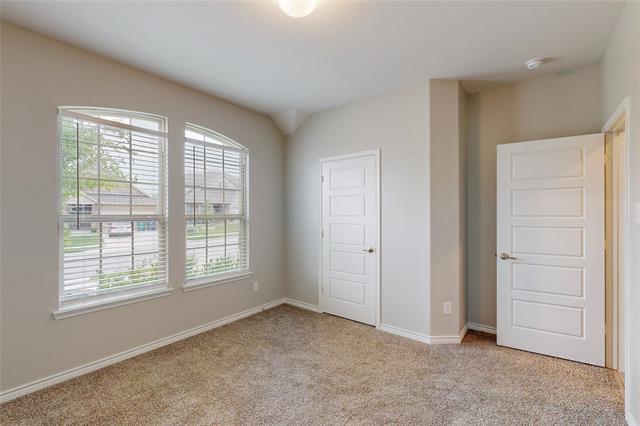 Building Photo - 949 Royal Ln