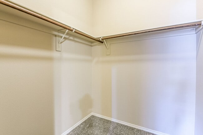 Building Photo - Available Now! Nice 3 Bedroom Townhouse lo...