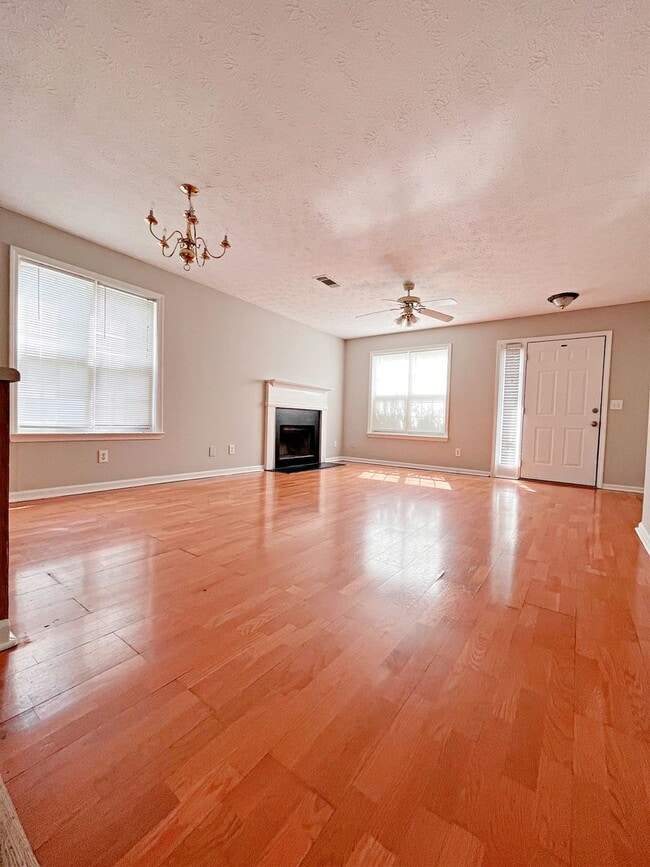 Building Photo - Charming 3 Bedroom Home