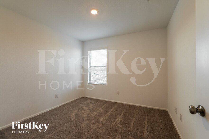 Building Photo - 437 Maple Bnd Ln