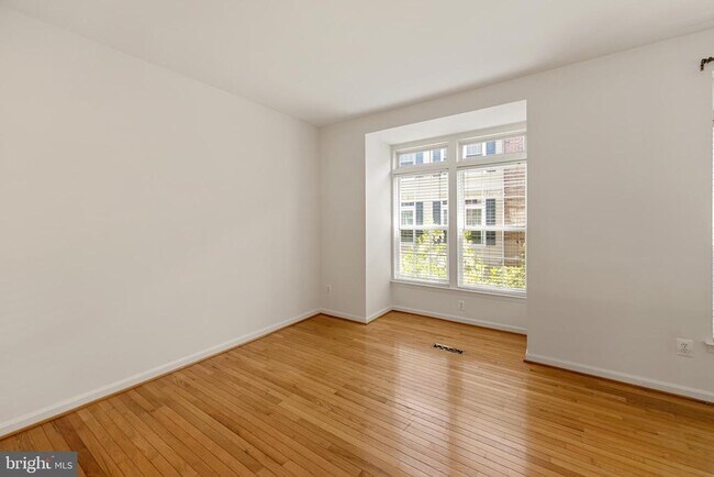 Building Photo - 956 Harrison Cir