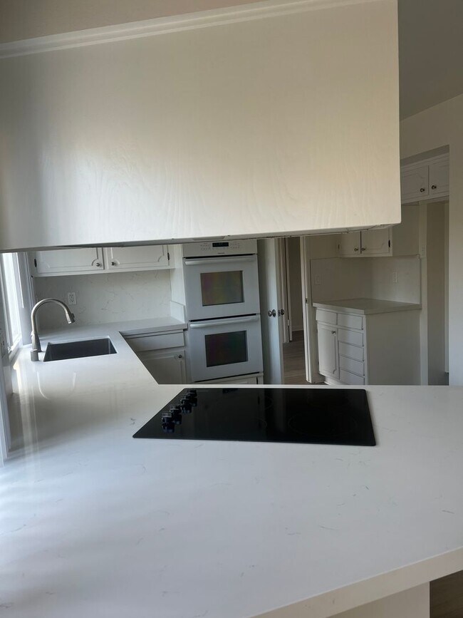 Building Photo - Moffett tract 5 bedroom home with pool in cul-de-sac