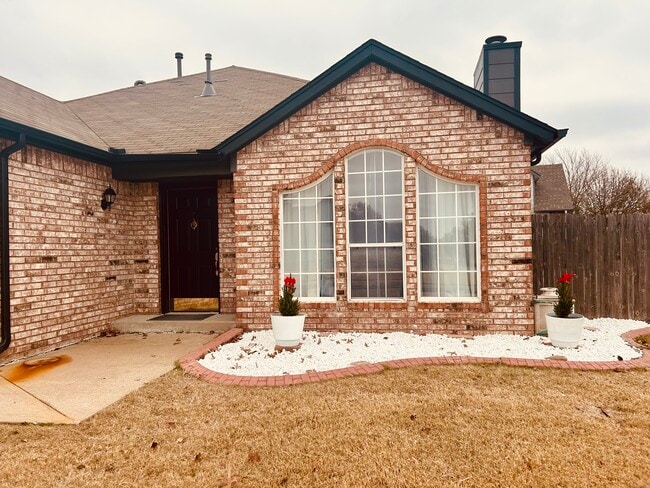 Building Photo - 2018 W College St