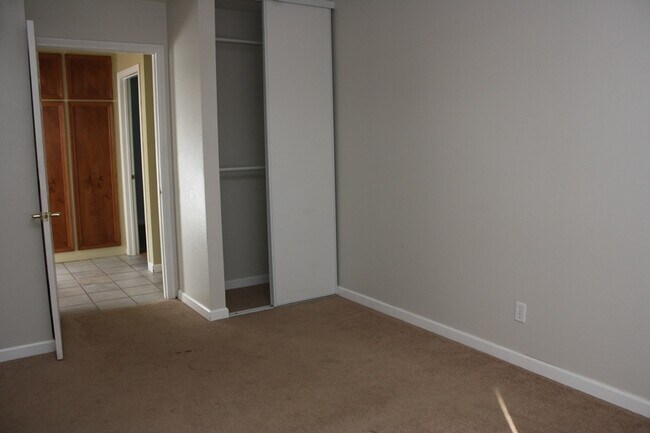 Building Photo - Fabulous 3 bedroom 2 bathroom Big Back Yard