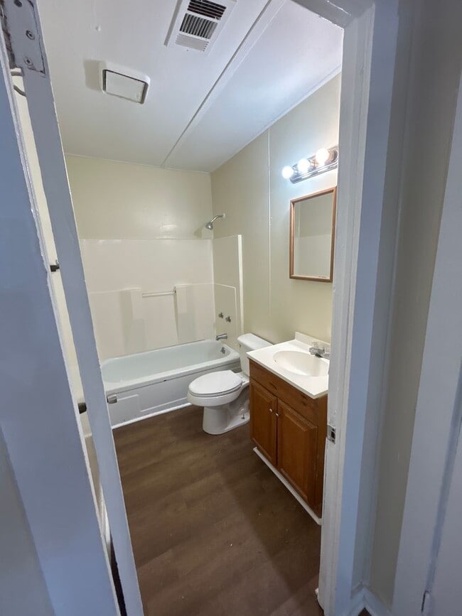 Building Photo - 3 Bedroom home central air and heat