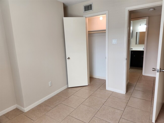 Building Photo - 2750 Holly Hall St