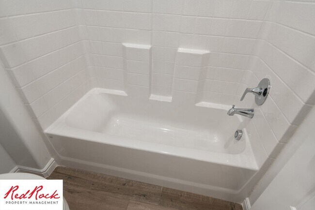 Building Photo - 3 Bedroom, 2.5 Bathroom Townhome in Ivins City