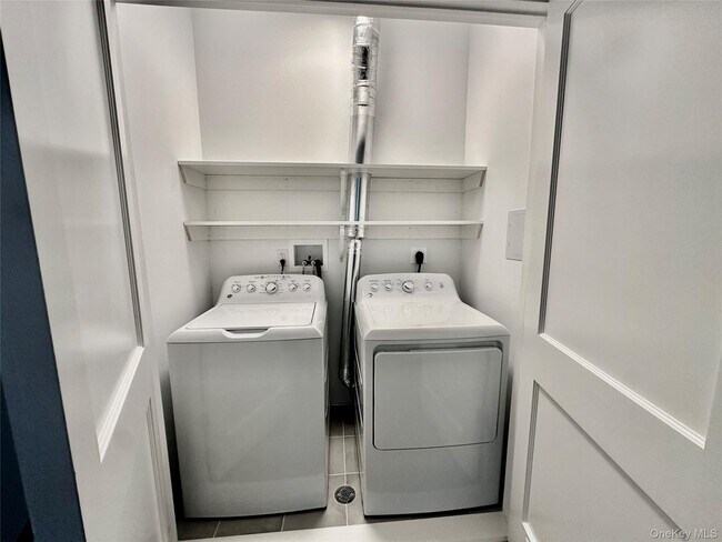 Building Photo - 585 Main St