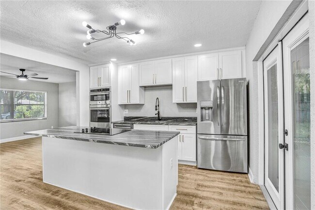 Building Photo - 223 Pinehurst Dr
