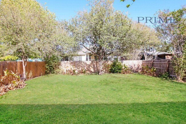 Building Photo - Perfectly Renovated Rental!