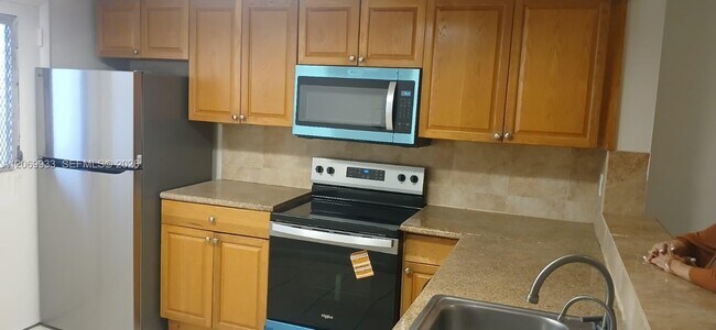 Building Photo - 1591 NE Miami Gardens Dr