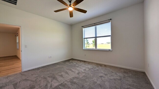 Building Photo - 3 Bedroom/ 2 Bath ready for immediate occu...