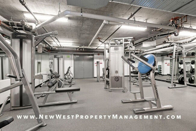 Building Photo - Spacious East Village Penthouse Studio at Metrome! Small Pet Ok! 1 Parking Space Included!