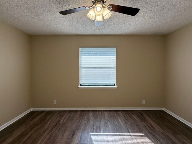 Building Photo - 302 Pinedale Dr