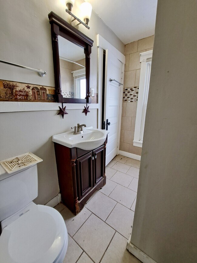 Building Photo - 1122 Beaumont Ave