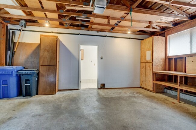 Building Photo - Newly Renovated 3 Bedroom in Oak Harbor