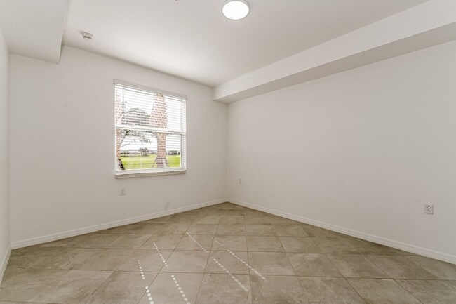 Building Photo - 2-bed 2-bath pet friendly condo with Golf membership at the National Golf!