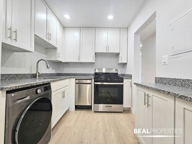 Building Photo - 698 Elm Pl
