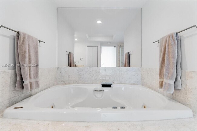 Building Photo - 1331 Brickell Bay Dr