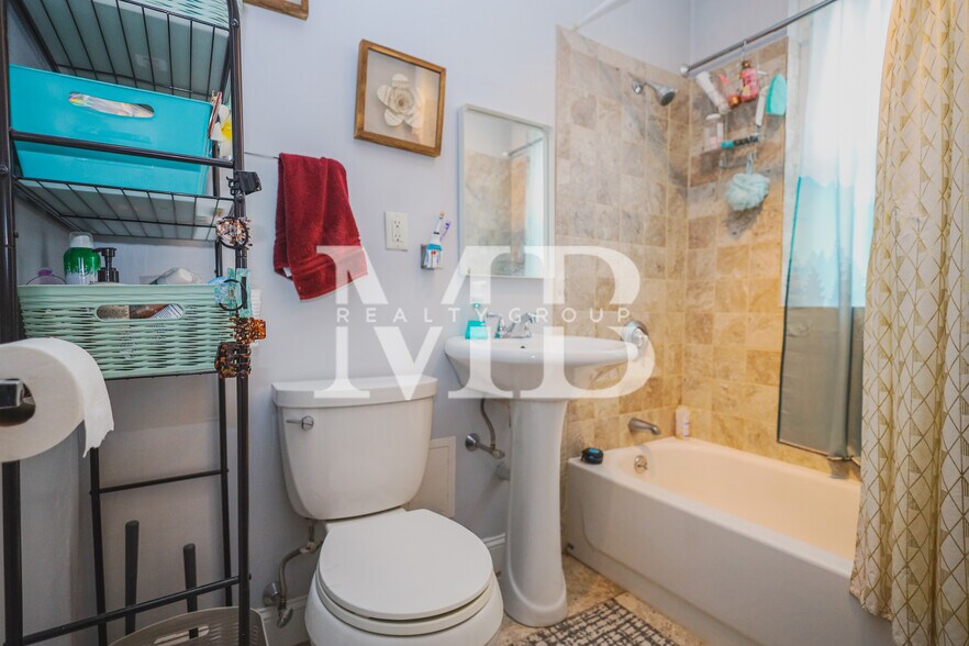 Building Photo - 11 Park Dr