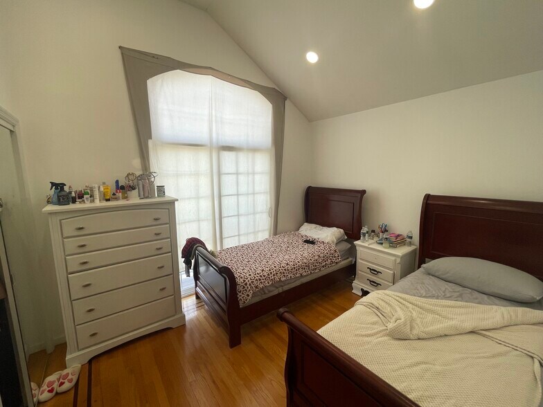 Building Photo - 248 Kingsland Ave