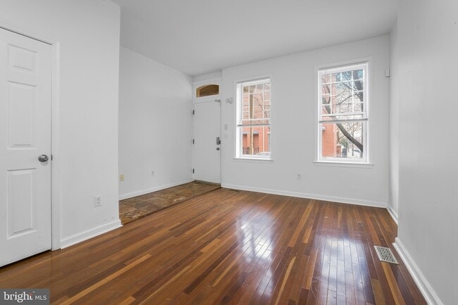 Building Photo - 609 W 9th St