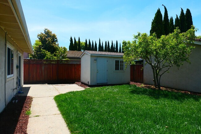 Building Photo - 33975 Frederick Ln
