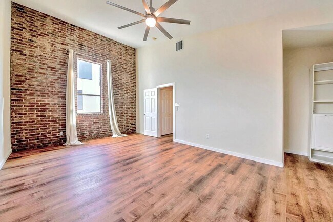 Building Photo - Stylish Two Story Townhome in the Cedars District of Dallas