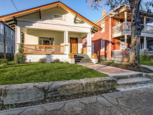 Building Photo - 419 E 3rd St