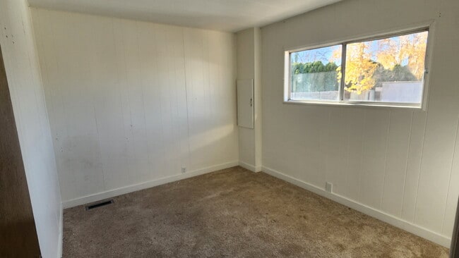 Building Photo - "Charming 2-Bedroom Mobile Home with Sceni...