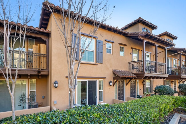 Building Photo - 19 Vinca Ct