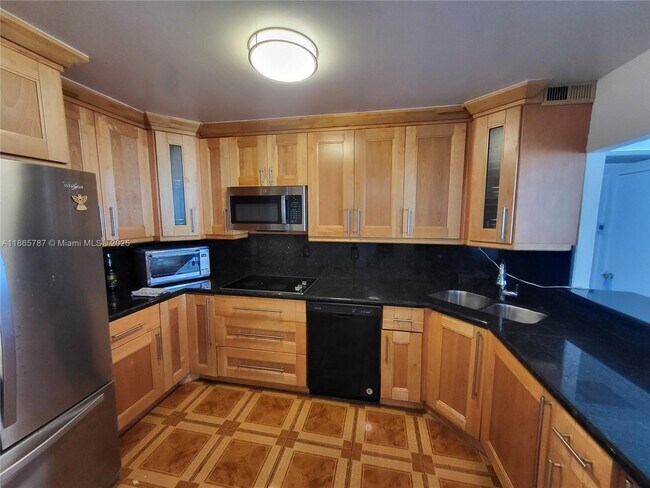 Building Photo - 3701 N Country Club Dr