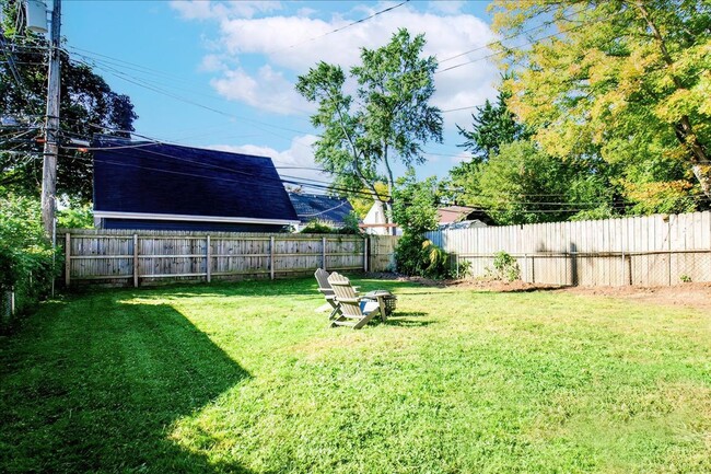 Building Photo - Beautiful Bright 3B/1B Bungalow in Royal Oak