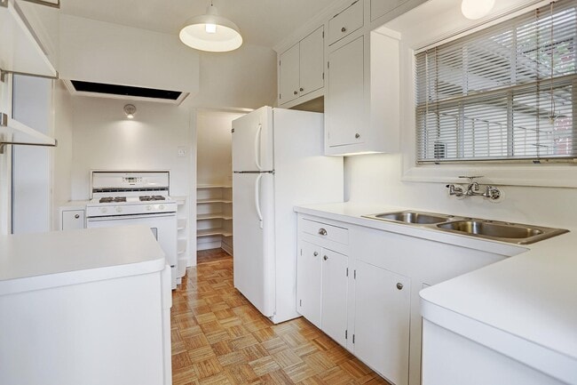 Building Photo - 2520 Shakespeare St