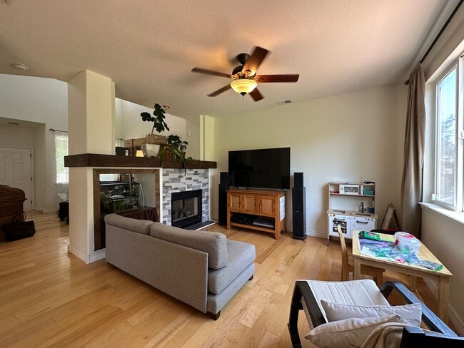 Building Photo - Open floor plan and backs to Open Space! 4...