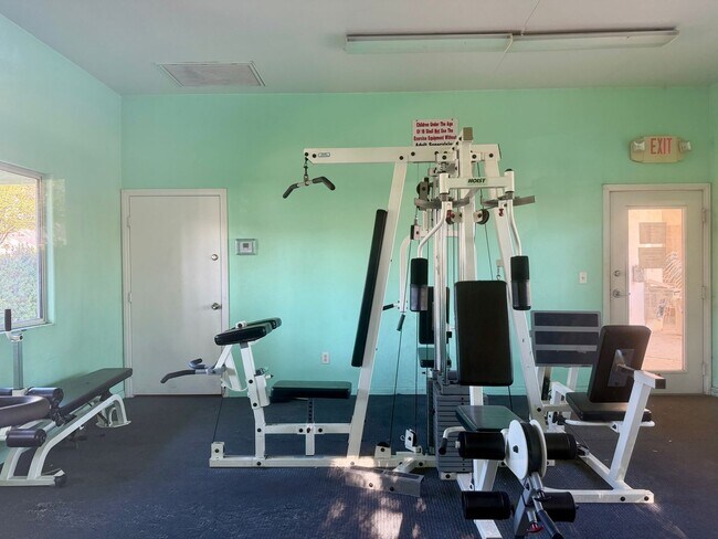 Building Photo - 2 bedroom condo in gated SE location.