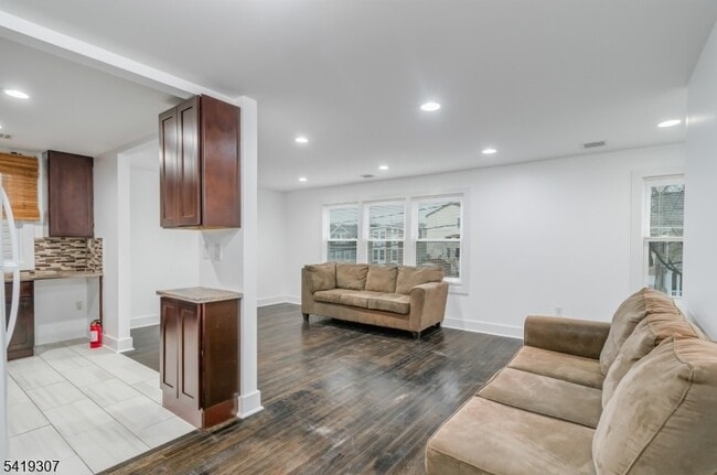 Building Photo - 860 Lyons Ave