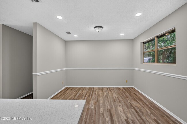 Building Photo - 417 Pine Ave