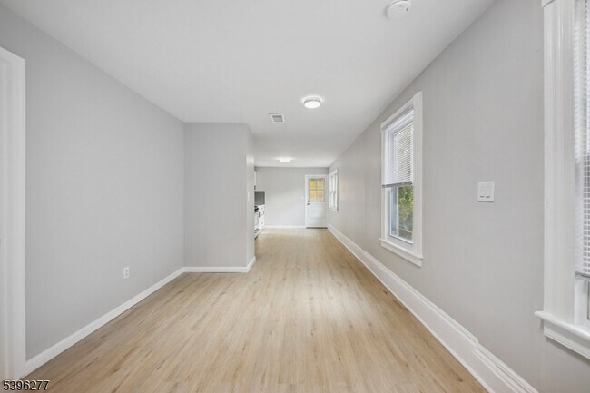 Building Photo - 176 Valley St