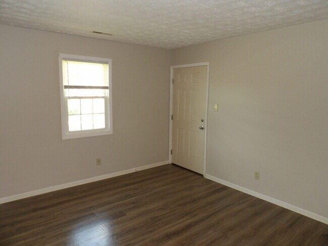Building Photo - 204 Landings Dr