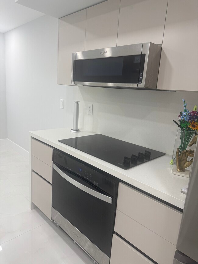 Kitchen - 2600 S University Dr