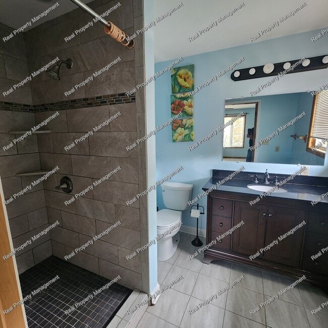 Building Photo - Three Bed Chesterton Townhome
