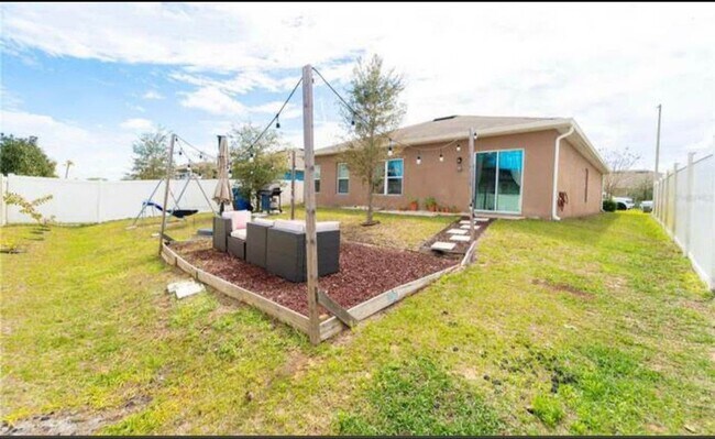 Building Photo - Beautiful 4-Bedroom Home in Sought-After H...