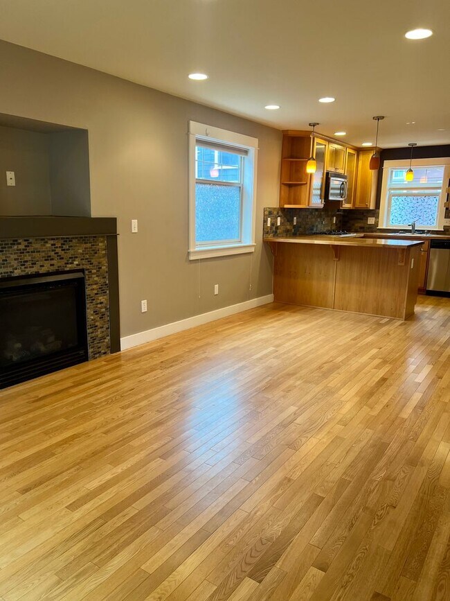 Building Photo - Available 1/0! Cozy townhouse in the Mt Baker neighborhood.