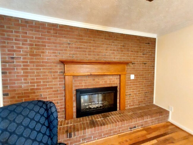 Building Photo - 3 Bedroom Brick Home