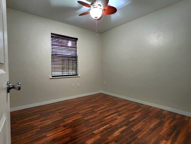 Building Photo - FOR RENT 4 bed 3 bath home