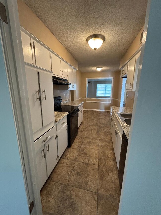 Building Photo - 6810 Sycamore Hill Dr